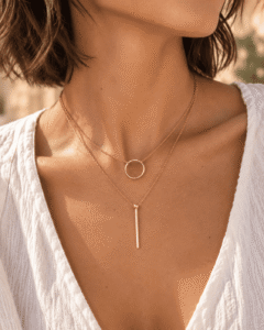 Collares dorados de BiBaY sobre piel, ejemplo de joyas de plata 925 bañadas en oro